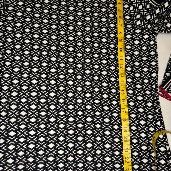 Madison Black and White Geometric Sweater Size Large.  #216 - Picture 10 of 14
